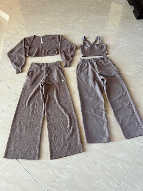 ALO Yoga Pants - #2927 alo yoga 4 piece set sweater, bra tnk, wide lg, sweatpant Mushroom color M